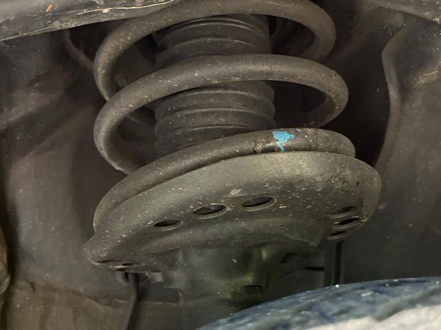 お車を安心してお乗りいただく為には、足回りの定期点検が欠かせません。サービスサポート（有償保証）では無料点検もご提供しており、安心のカーライフをお過ごしいただけるサポート体制が整っています。