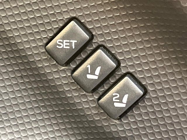 【メモリー機能付きパワーシート】ドライバーごとに設定したシート位置を記憶して、ボタン一つで切り替えできる便利な機能！運転する方が複数名いらっしゃるご家庭におすすめです♪