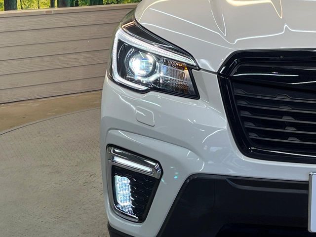 【LEDヘッドライト】悪天候や夜間走行時も良好な視界を確保し安心して運転できる高輝度LEDヘッドライトを装備！点灯速度が早く、消費電力も抑えられています。