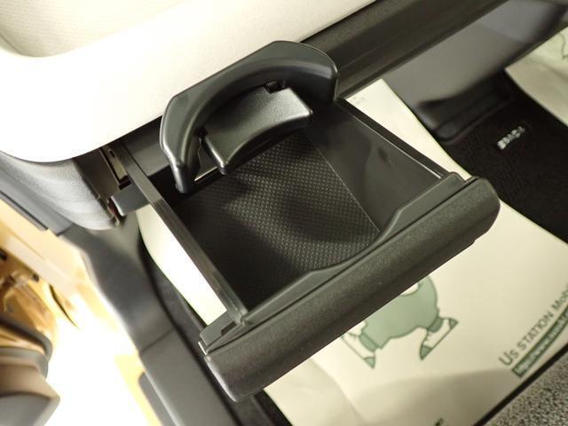 引き出し式のドリンクホルダーがあります。