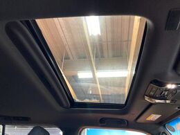 【サンルーフ】開放感たっぷりの希少装備、サンルーフが装着されています！車内に明かりを取り入れたり景色を楽しむ以外にも、車内の空気も簡単に換気できて快適です！