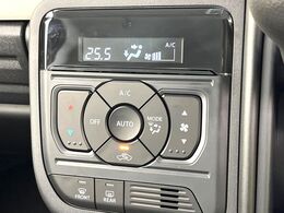 【オートエアコン】一度お好みの温度に設定すれば、車内の温度を検知し風量や温度を自動で調整。暑い…寒い…と何度もスイッチ操作をする必要はありません。快適な車内空間には必須の機能ですね♪