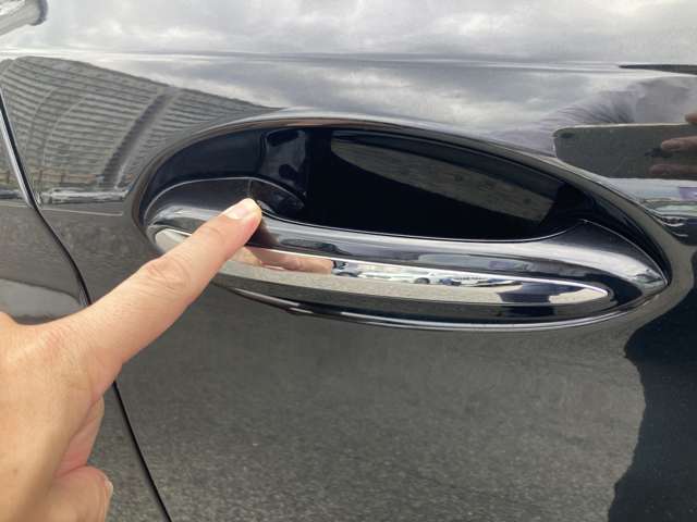 【デザインとの融合】BMWデザイナーが創り出したボディデザインを損なう事のない様に配置とデザインに拘っています。ドアノブについてもBMWの拘りに妥協はありません。