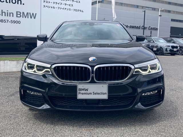 【キドニーグリル】BMWは約90年もの間、ほぼ全ての車両にひと目でBMWだと分かるこの特徴的なフロントグリルが備えられ、デザイン・アイコンとして親しまれてきました。