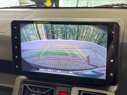 【バックカメラ】駐車時に後方がリアルタイム映像で確認できます。大型商業施設や立体駐車場での駐車時や、夜間のバック時に大活躍！運転スキルに関わらず、今や必須となった装備のひとつです！