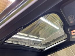 【ガラスルーフ】ガラスルーフ搭載で車内の解放感が一気にアップ！開放的なドライブをお楽しみいただけます。