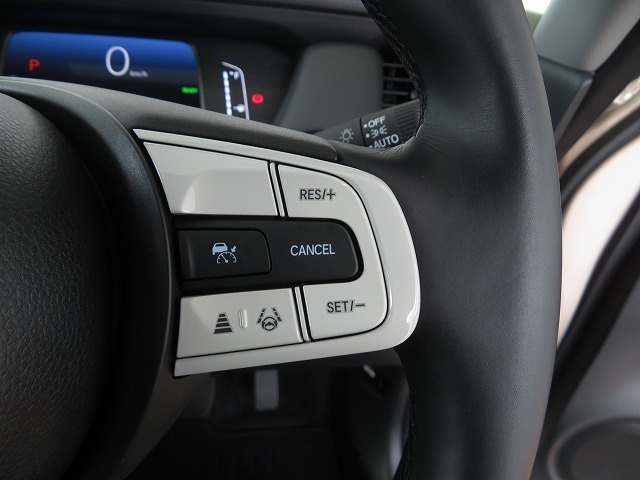Hondaセンシングの機能のひとつ、アダプティブクルーズコントロール付！アクセルから足を離しても設定したスピードと前車との車間を保ち走行してくれます！車線維持もアシスト☆高速道路で疲労軽減ですね☆