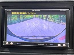 【バックカメラ】駐車時に後方がリアルタイム映像で確認できます。大型商業施設や立体駐車場での駐車時や、夜間のバック時に大活躍！運転スキルに関わらず、今や必須となった装備のひとつです！