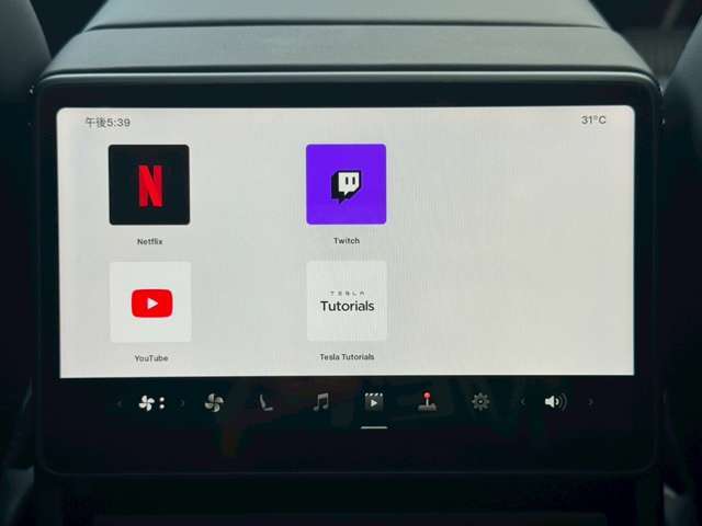後席モニター装備！前席とは個別でネットフリックス、YouTube視聴可能です☆