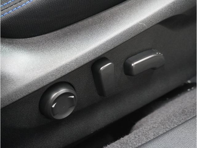 ”電動シートを装備。お客様に安全に運転頂けるよう座席の位置、座面の上げ下げやリクライニングの加減も細やかな設定を可能にしました。”