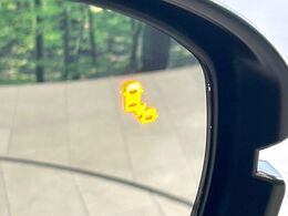 【ブラインドスポットインフォメーション】走行中、ドアミラーの死角になりやすい箇所に後続車が接近するとサイドミラー付近に警告を表示、ドライバーに注意喚起をしてくれます。
