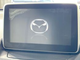 【マツダコネクトナビ】車内の雰囲気にマッチした一体型タイプのナビ。各種車輌設定やBluetooth再生等、様々な機能が楽しめます。直感的なダイヤル操作が可能で、使い勝手も良好です。