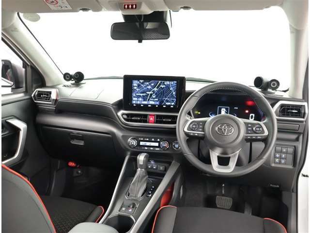 オシャレなインテリアで運転する気分も盛り上がりますよね＾＾