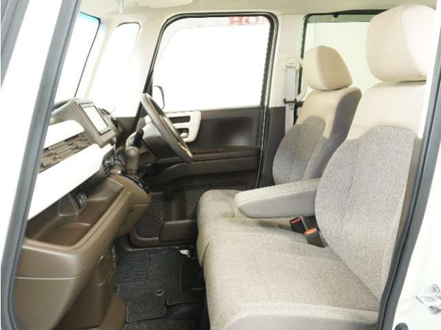 運転席と助手席は足元が繋がっているので自由に行き来しやすいので駐車場が狭いときでも助手席側からスムーズに乗り降りできて便利！