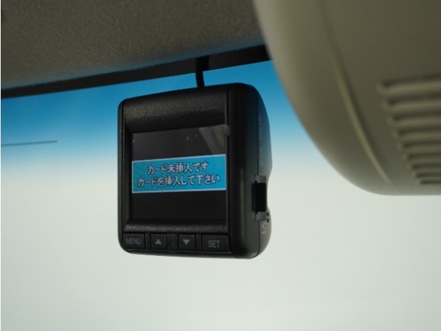 ◆ドライブレコーダー◆映像・音声などを記録する自動車用の装置です。　もしもの事故の際の記録はもちろん、旅行の際の思い出としてドライブの映像を楽しむことができます。