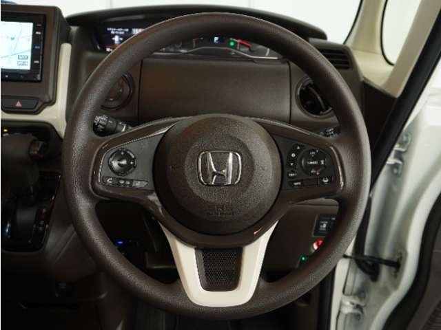 【Honda SENSING】 カメラ等装置で精度の高い検知能力を発揮、安全運転を支援します。ステアリング上のコントローラーに注目！