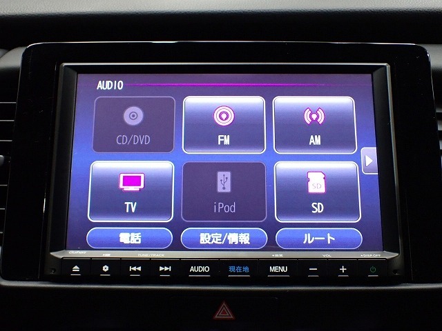 ホンダ純正ナビなのでダッシュボードにスッキリと収まっています。土地勘の無い所でも道に迷わず安心ですね！。AVも色々視聴でるのでドライブも楽しくなりますよ！