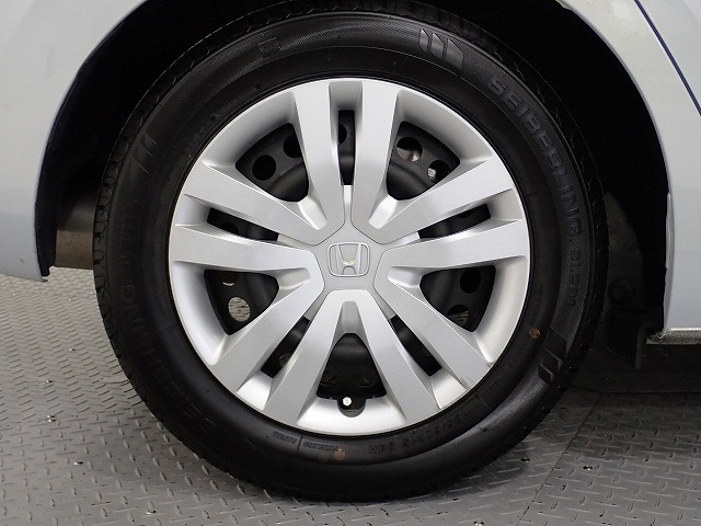 ホイールは車のデザインにマッチした専用タイプです。