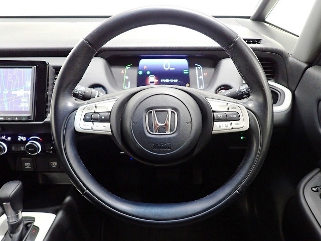 ハンドル左側にはオーディオ操作が出来るオーディオリモートコントロールスイッチ、右側にはHonda SENSINGとオートクルーズコントロールのスイッチを装備！