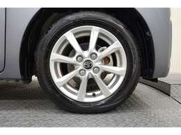 スポーティな印象を与える純正ホイールです。どこまでも走っていきたくなるようなデザインですね♪