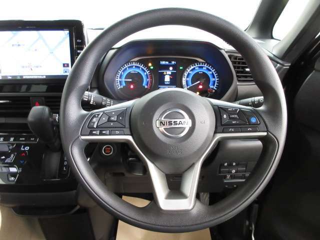 運転が楽しくなる明るく開放的な運転席まわりです。