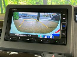 【バックカメラ】駐車時に後方がリアルタイム映像で確認できます。大型商業施設や立体駐車場での駐車時や、夜間のバック時に大活躍！運転スキルに関わらず、今や必須となった装備のひとつです！
