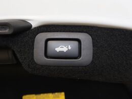 【パワーバックドア】スマートキーや運転席のボタンを押すだけでリアゲートが自動で開閉します！荷物を持っている時や、高い位置にあるバックドアを閉める際に便利な機能です♪
