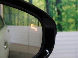 【ブラインドスポットモニター】走行中、ドアミラーの死角になりやすい箇所に後続車が接近するとサイドミラーのレンズに警告を表示！ドライバーに注意喚起をしてくれます。