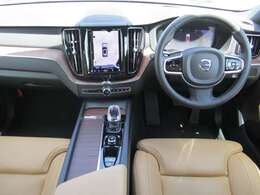 車内は、美しい仕上がりのインテリアが清々しくも落ち着いた雰囲気を醸し出し、独特の居心地のよさを感じさせる、まさにスカンジナビアン・デザインの傑作と呼ぶにふさわしい空間となっています。