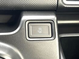 【パワースライドドア】スマートキーや運転席のスイッチでスライドドアの開閉が可能♪電動だから力を入れてドアを開ける必要が無く、小さいお子様でも、重い荷物を持っている時もラクに開け閉めできます♪