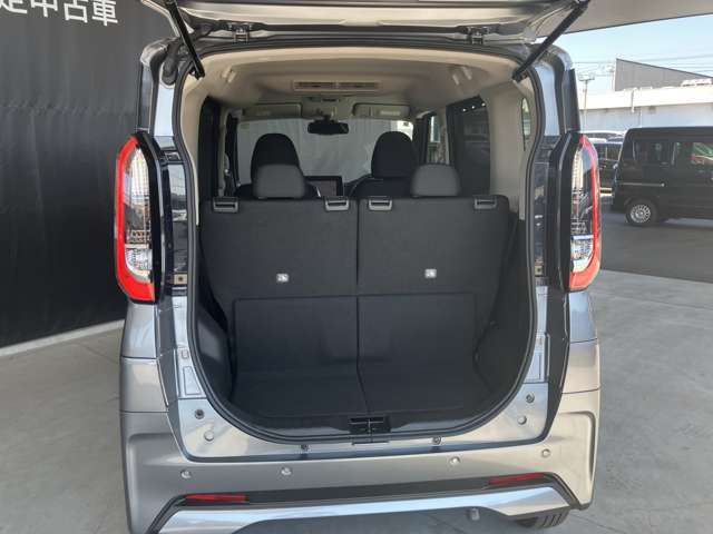 バックドアは大きく開きます。定員乗車時でも十分広いラゲッジスペースを確保しています