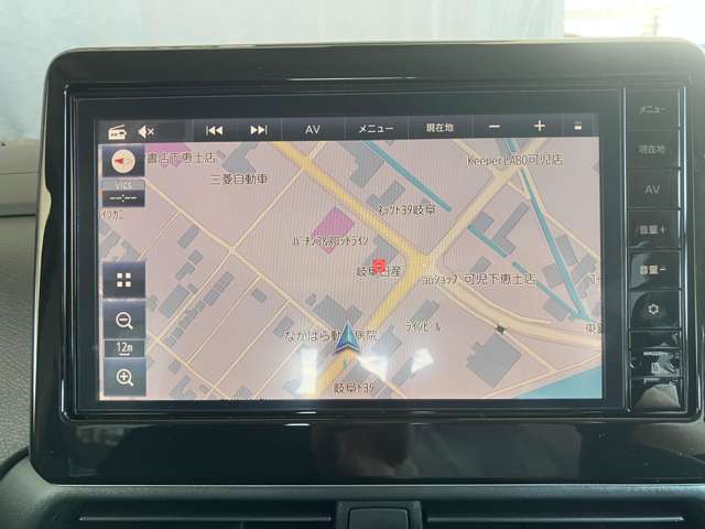 日産純正9インチメモリーナビ（MM223D-L）装備。スマートフォンによる部分地図更新、Bluetooth接続での音楽視聴、快適な画面操作と高音質なオーディオ再生。無料地図更新付きです。