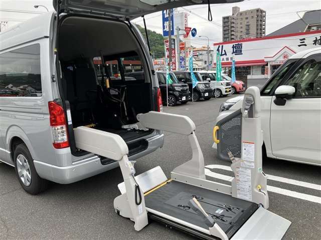 荷室には、車いすの格納に使用できる電動リフトを搭載。車いすの積みおろしも楽になります☆