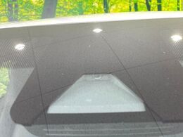 【トヨタセーフティセンス】走行中に前方の車両等を認識し、衝突しそうな時は警報とブレーキで衝突回避と被害軽減をアシスト。より安全にドライブをお楽しみいただけます。