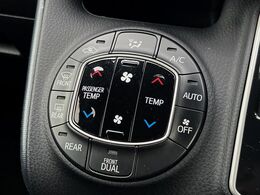 【左右独立型フルオートエアコン】運転席と助手席でそれぞれお好みの温度に設定可能。同乗者にも配慮した、快適な空調をお届け致します。