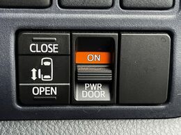 【パワースライドドア】スマートキーや運転席のスイッチでスライドドアの開閉が可能♪電動だから力を入れてドアを開ける必要が無く、小さいお子様でも、重い荷物を持っている時もラクに開け閉めできます♪