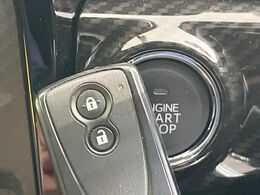 【キーフリーシステム】カバンやポケットに入れたままでもドアの施錠・解錠が可能なスマートキーを装備。エンジンのオン・オフ時もカギを取り出す必要が無いからとっても便利です♪