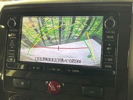 【バックカメラ】駐車時に後方がリアルタイム映像で確認できます。大型商業施設や立体駐車場での駐車時や、夜間のバック時に大活躍！運転スキルに関わらず、今や必須となった装備のひとつです！