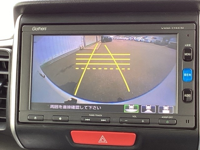 3ビュー切り替えやガイド線表示のバックカメラで、バックでの車庫入れも安心です。