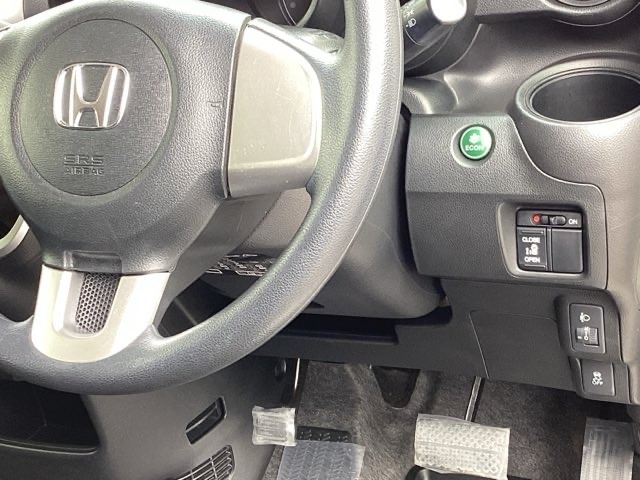 燃費を良くするECON、横滑りを防止するVSA等のスイッチは運転席の右側、手の届きやすい位置にあります。