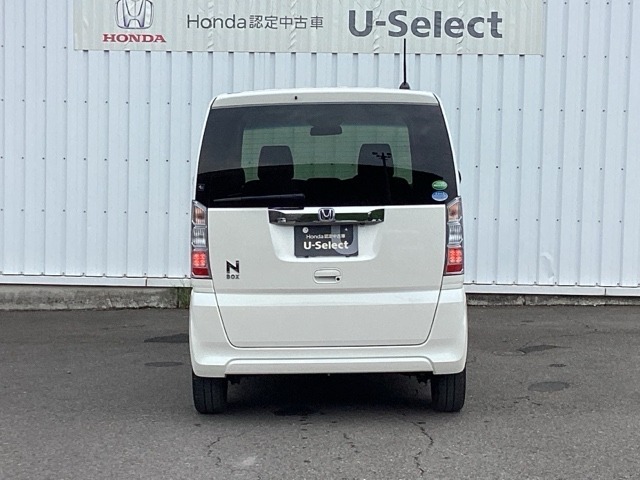 バックも安心のバックカメラ付いています。バックカメラがあると、いつでも安全にバックできますね。死角も減ります。