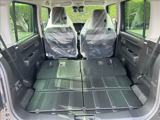 後席を倒すと広々した荷室になります
