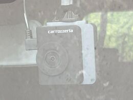 【ドライブレコーダー】安心・安全なカーライフに必須のドライブレコーダーを装備！走行中はもちろん、あおり運転や事故に遭遇した際の状況も映像で記録し、万一のリスクに備えます。