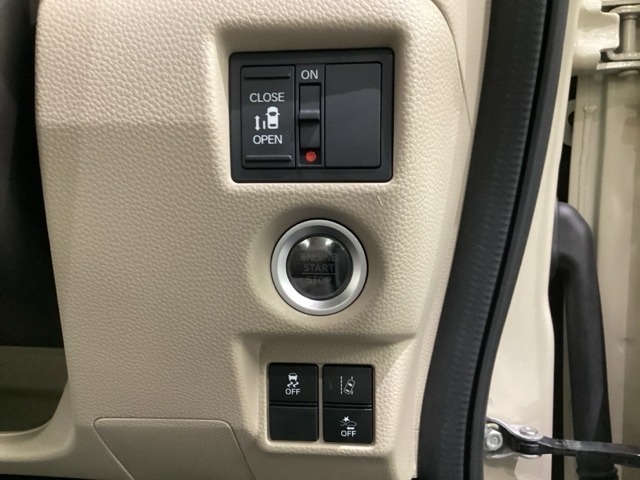 左側電動スライドドアは運転席から操作ができるよう、操作スイッチが付いています。Hondaセンシング用のVSA解除とレーンキープアシストシステムなどのメインスイッチも装備しています。