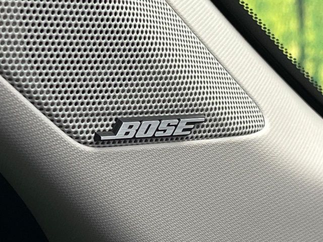 【BOSEサウンドシステム】メーカーオプションの高品位サウンドシステムを搭載。専用のチューニングが施された大小様々なスピーカーから良質なサウンドが奏でられ、臨場感あふれる音響空間を演出します。