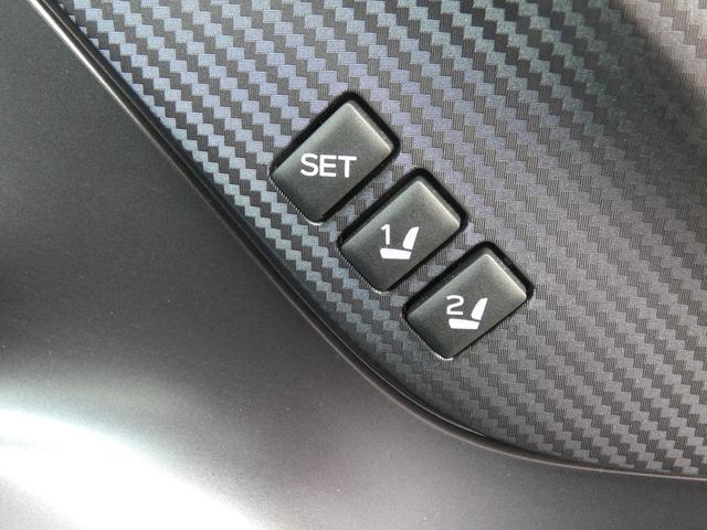 運転席はシートメモリー機能が付いているので、自分以外の人がシートを動かしても、ボタン一つでセットした位置に戻せます。