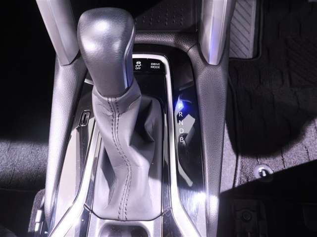 操作ラクラクのシフトです。　坂道や信号のストップ＆ゴーの多い日本では操作が簡単！　シフトチェンジしやすい配置で操作し易いですね。