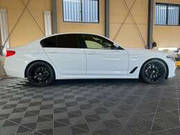 当社自慢のオリジナルコーティング。高級車専用に設計されており、ボディーを保護します。