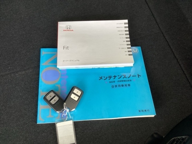 メンテナンスノート【整備記録簿】、取説も揃っています。スマートキーはバッグなどにしまったままボタン操作でエンジンの始動・停止ができて大変便利です。