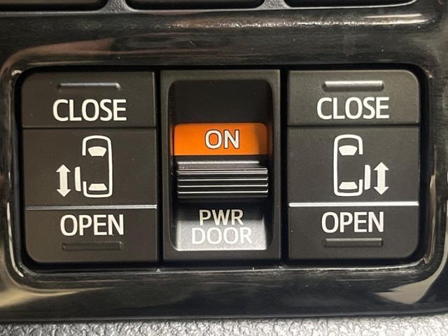 【両側パワースライドドア】スマートキーや運転席のスイッチで後席両側スライドドアの開閉が可能♪電動だから力を入れてドアを開ける必要が無く、小さなお子様でも簡単に開け閉めでき快適です♪